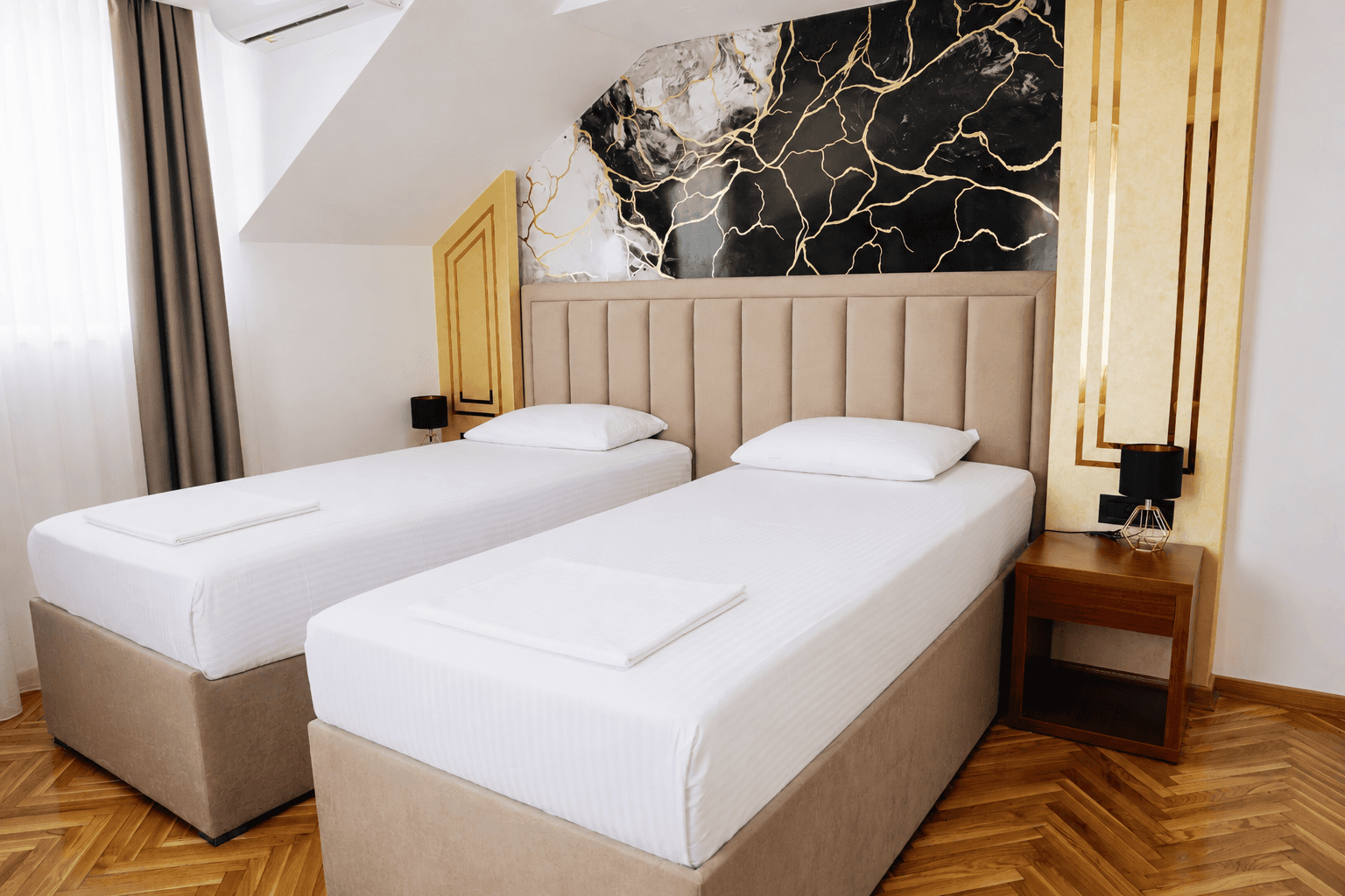 Ulaz u Hotel Sučević, okružen zelenilom
