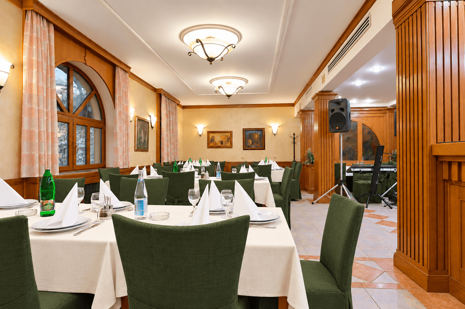 Svečano postavljena sala hotelskog restorana