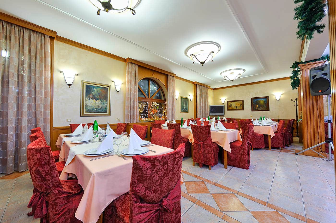 Sala hotelskog restorana sa postavljenim stolovima