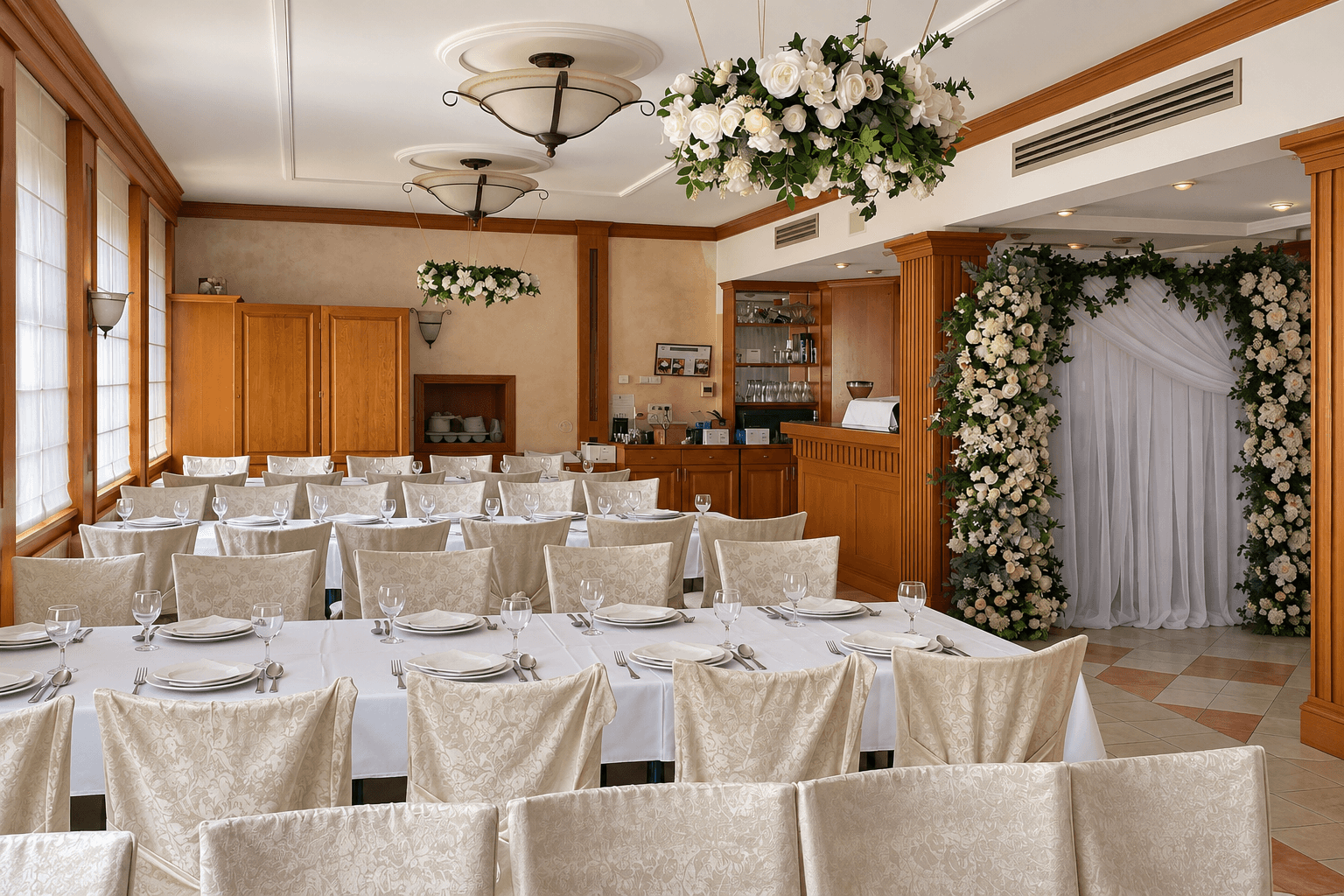 Svečano postavljena sala hotelskog restorana